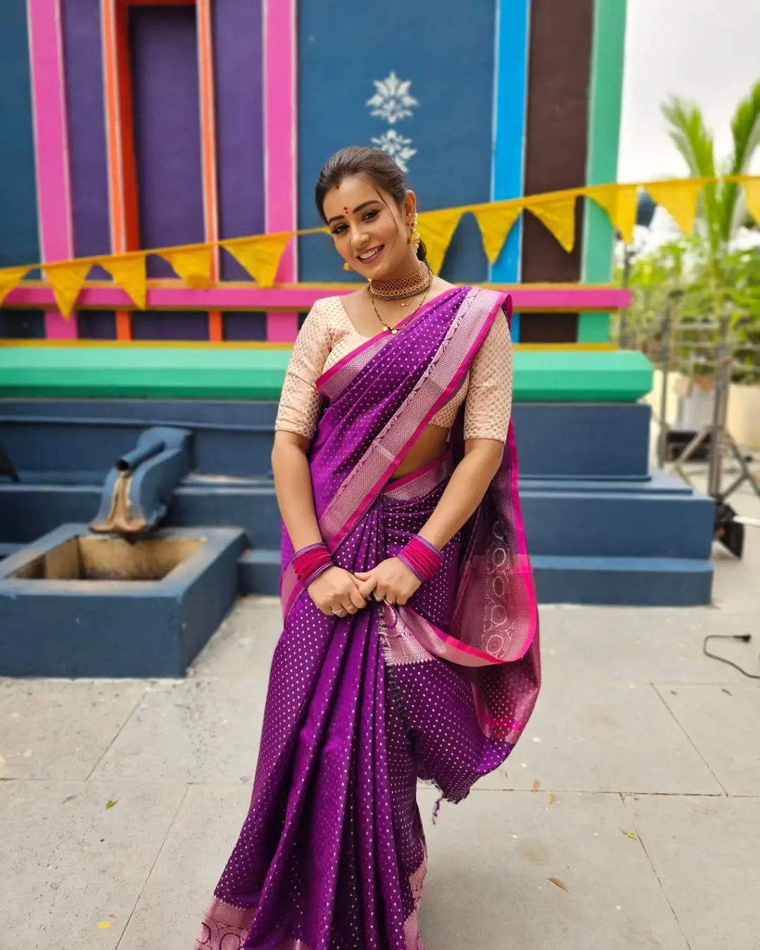 Deepa Jagadeesh Wearing Beautiful Earrings Jewellery Violet Saree Pink Blouse